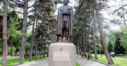 Памятник Бауржану Момышулы в парке имени 28 гвардейцев-панфиловцев